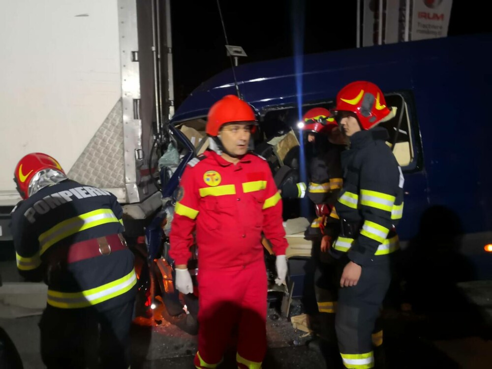 Accident pe DN7, în Râmnicu Vâlcea. Toți pasagerii au rămas încarcerați GALERIE FOTO - Imaginea 13