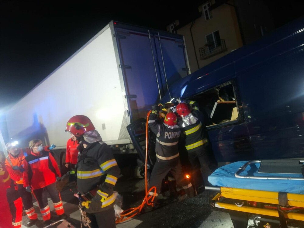 Accident pe DN7, în Râmnicu Vâlcea. Toți pasagerii au rămas încarcerați GALERIE FOTO - Imaginea 16
