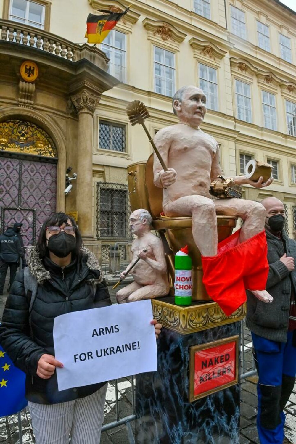 O statuie care îl înfățișează pe Putin dezbrăcat, așezat pe o toaletă aurie, scoasă la licitație. Unde vor merge banii | FOTO - Imaginea 5