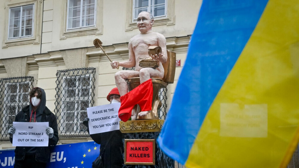 O statuie care îl înfățișează pe Putin dezbrăcat, așezat pe o toaletă aurie, scoasă la licitație. Unde vor merge banii | FOTO - Imaginea 6