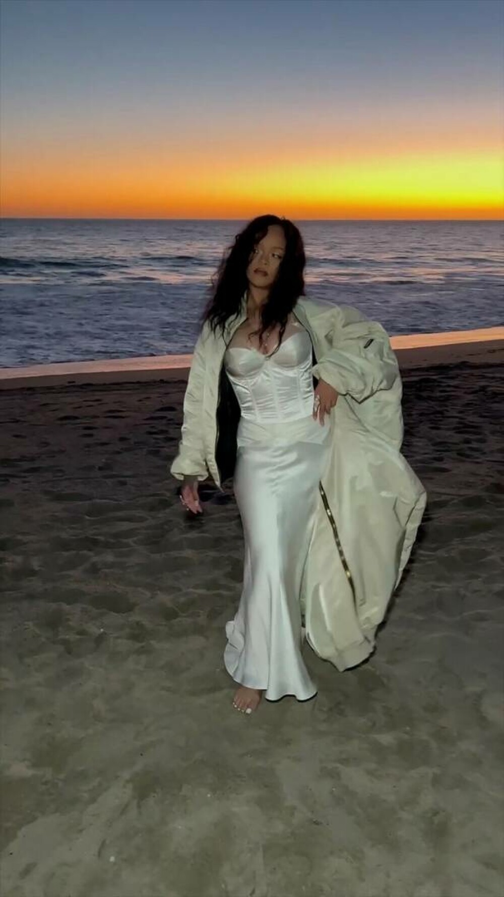 Rihanna a întors toate privirile în California. Cum s-a îmbrăcat pentru o cină la restaurant | GALERIE FOTO - Imaginea 26