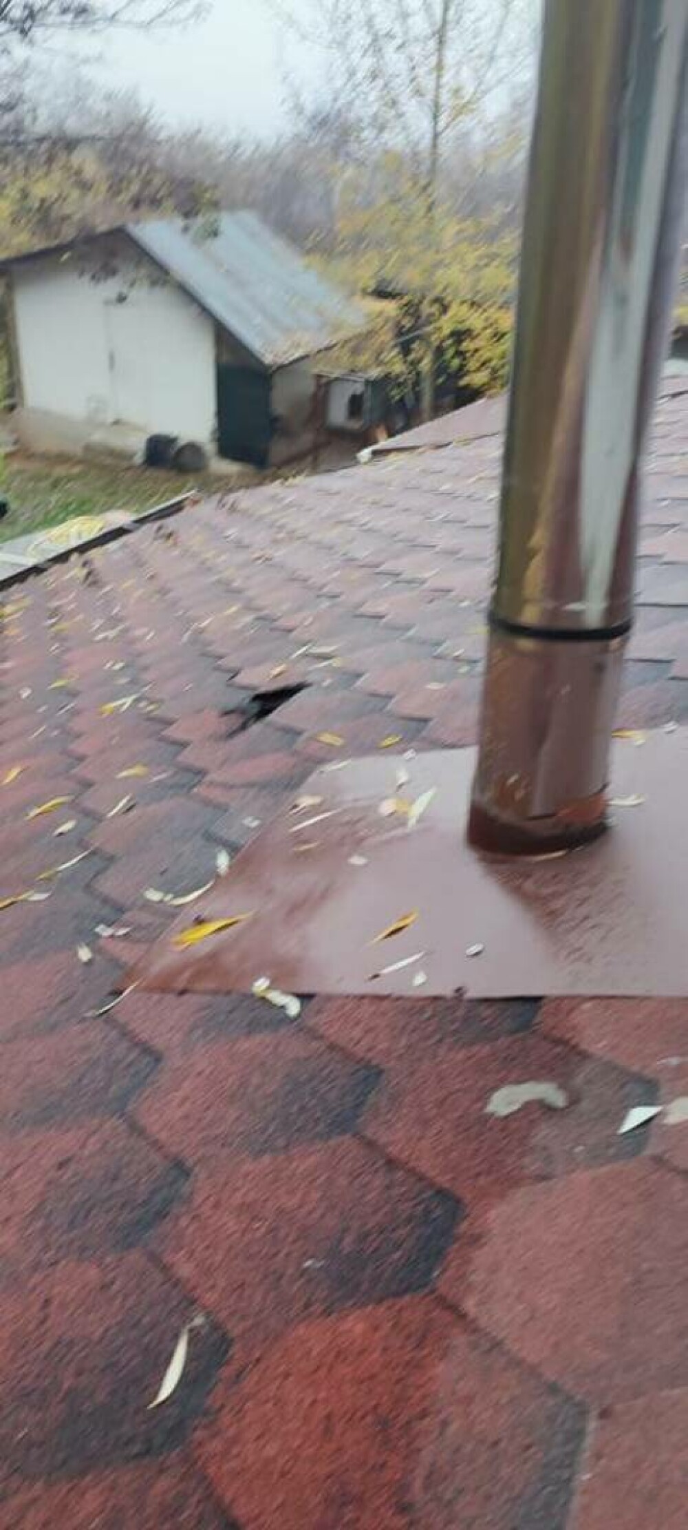 O bucată desprinsă dintr-o rachetă anti-grindină a lovit acoperişul unei case din Prahova - Imaginea 1