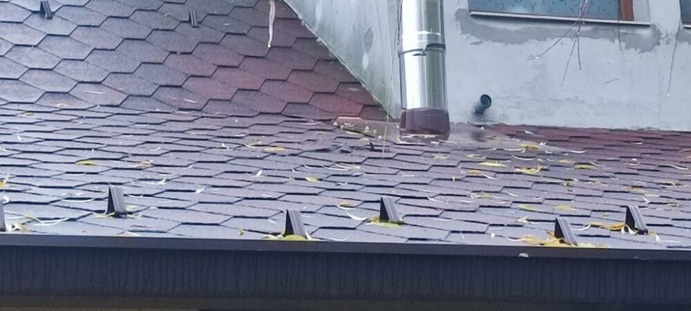 O bucată desprinsă dintr-o rachetă anti-grindină a lovit acoperişul unei case din Prahova - Imaginea 5