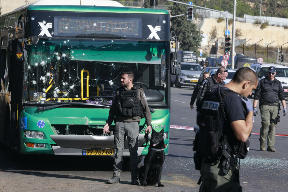 VIDEO. Atacuri teroriste în Ierusalim. Un adolescent a fost ucis și mai multe persoane sunt rănite după detonarea a 2 bombe - Imaginea 3
