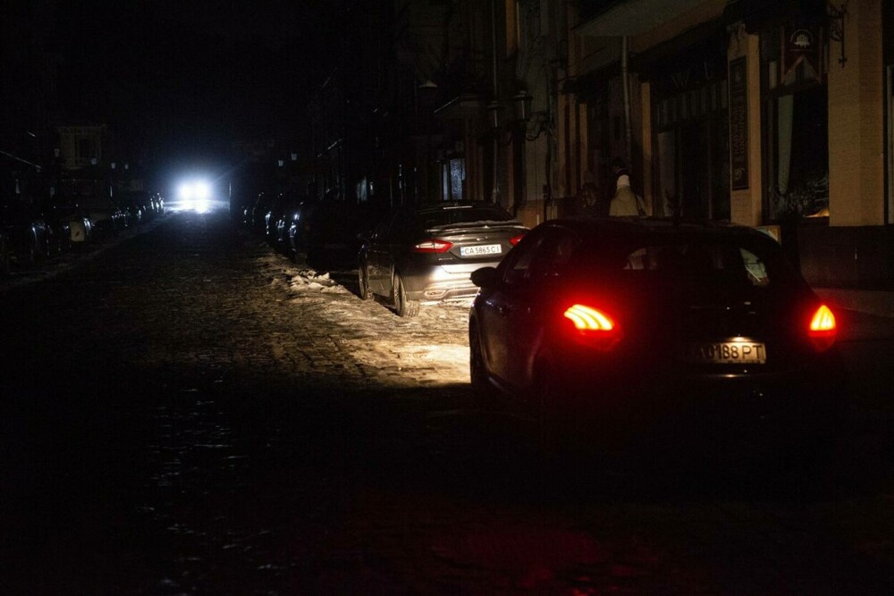 Imagini dramatice cu bezna din Kiev. Condițiile în care se descurcă ucrainenii în prag de iarnă, fără apă și curent | FOTO - Imaginea 10