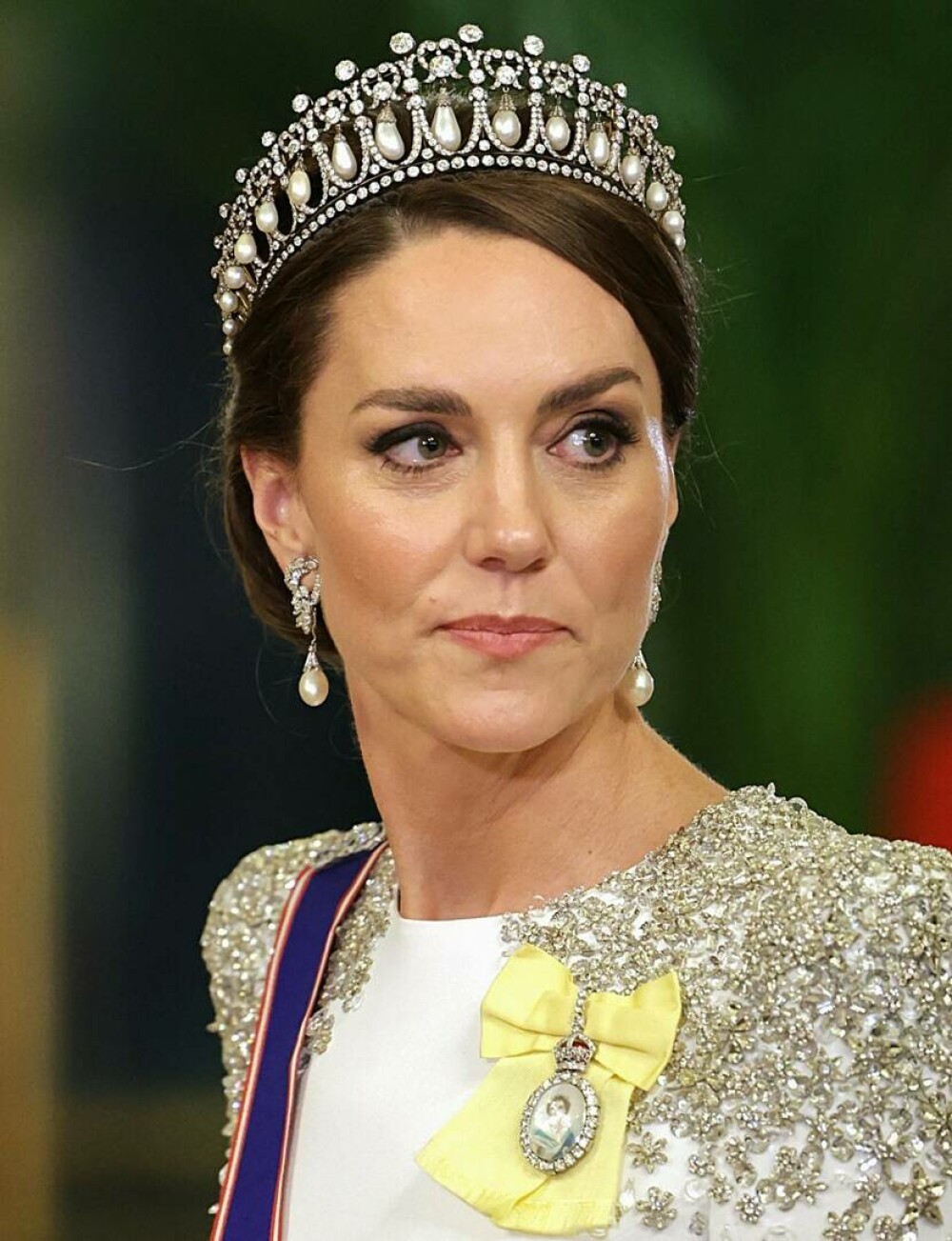Cât costă o rochie purtată de Kate Middleton? Prințesa de Wales a avut o apariție spectaculoasă la Palatul Buckingham | FOTO - Imaginea 8