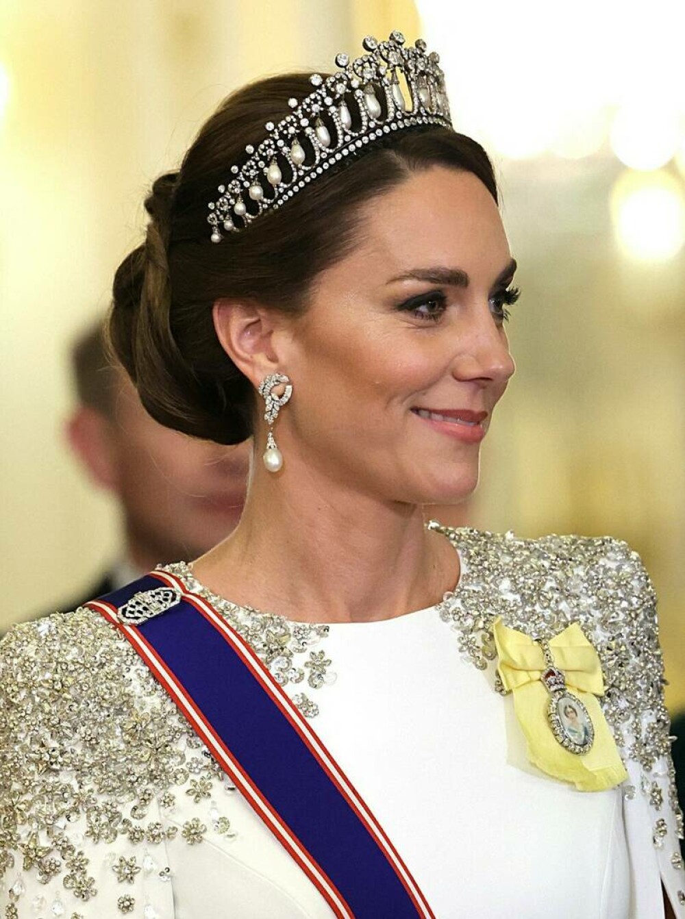 Cât costă o rochie purtată de Kate Middleton? Prințesa de Wales a avut o apariție spectaculoasă la Palatul Buckingham | FOTO - Imaginea 7