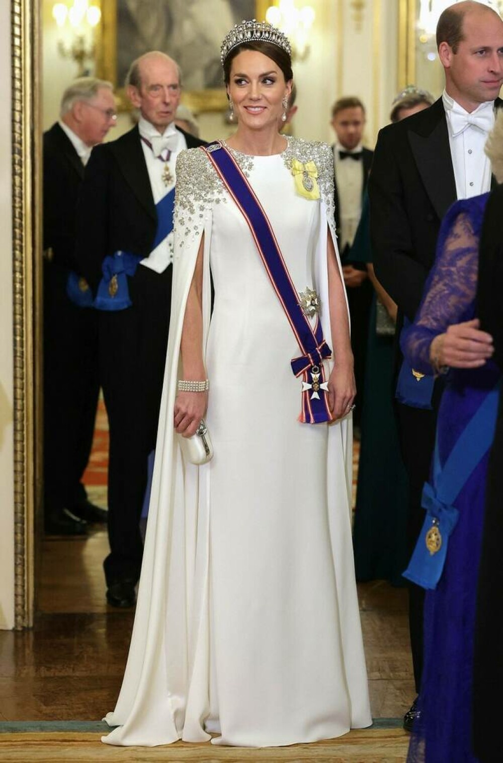 Cât costă o rochie purtată de Kate Middleton? Prințesa de Wales a avut o apariție spectaculoasă la Palatul Buckingham | FOTO - Imaginea 5