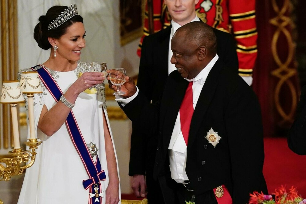 Cât costă o rochie purtată de Kate Middleton? Prințesa de Wales a avut o apariție spectaculoasă la Palatul Buckingham | FOTO - Imaginea 2