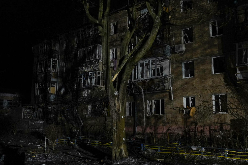 Milioane de ucraineni încă nu au electricitate după ultimul raid aerian rusesc. Temperaturile au ajuns aproape de zero grade - Imaginea 5