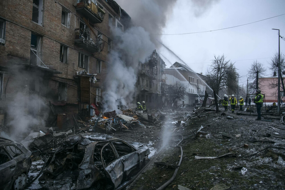 Milioane de ucraineni încă nu au electricitate după ultimul raid aerian rusesc. Temperaturile au ajuns aproape de zero grade - Imaginea 12