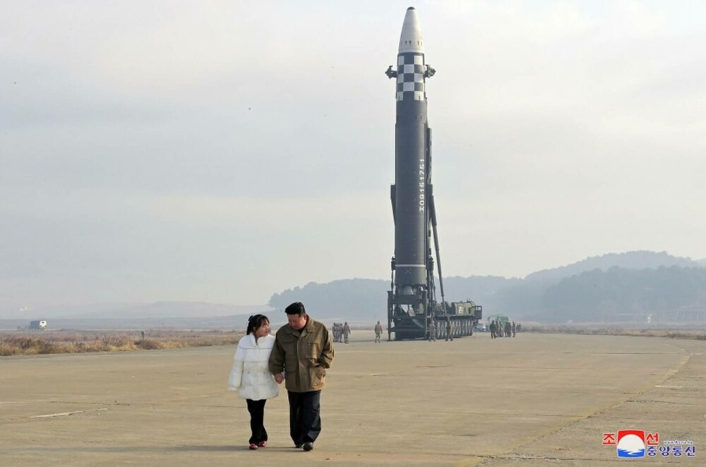 Kim Jong-un a lansat „cea mai puternică armă strategică din lume”. „Racheta monstru” poate ajunge până în SUA. GALERIE FOTO - Imaginea 1