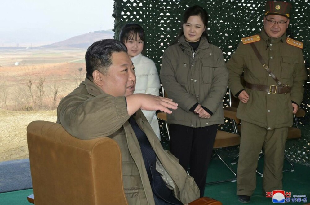 Kim Jong-un a lansat „cea mai puternică armă strategică din lume”. „Racheta monstru” poate ajunge până în SUA. GALERIE FOTO - Imaginea 2