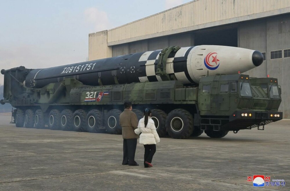 Kim Jong-un a lansat „cea mai puternică armă strategică din lume”. „Racheta monstru” poate ajunge până în SUA. GALERIE FOTO - Imaginea 3