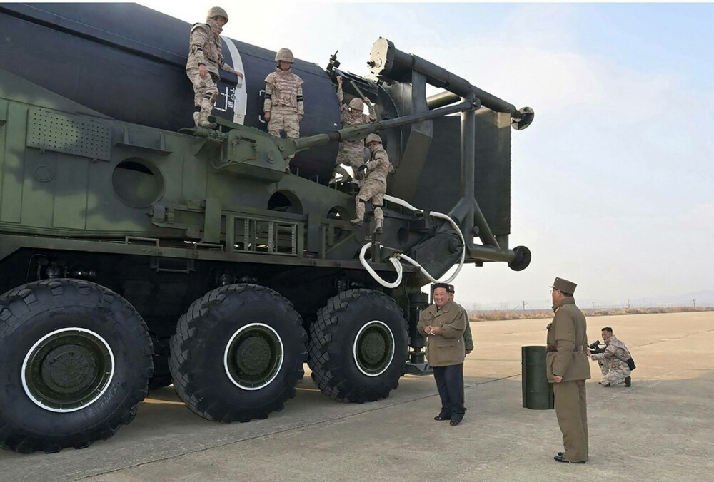 Kim Jong-un a lansat „cea mai puternică armă strategică din lume”. „Racheta monstru” poate ajunge până în SUA. GALERIE FOTO - Imaginea 5