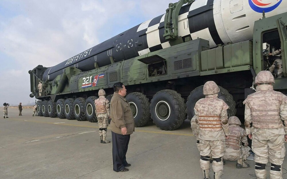 Kim Jong-un a lansat „cea mai puternică armă strategică din lume”. „Racheta monstru” poate ajunge până în SUA. GALERIE FOTO - Imaginea 6