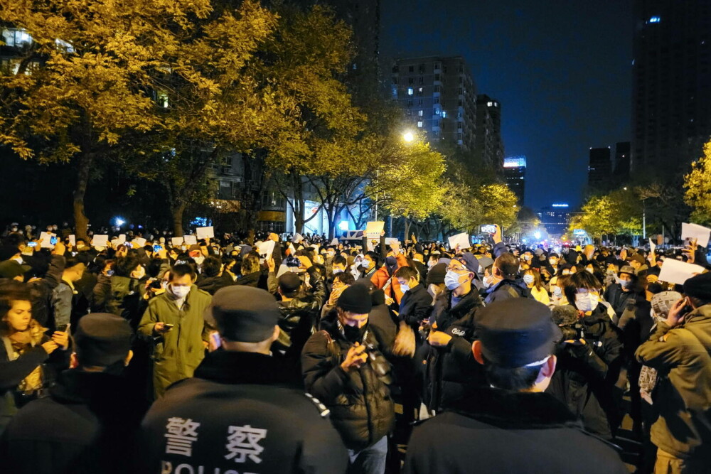 Protestele violente continuă în China. Manifestări fără precedent împotriva regimului președintelui Xi Jinping - Imaginea 1