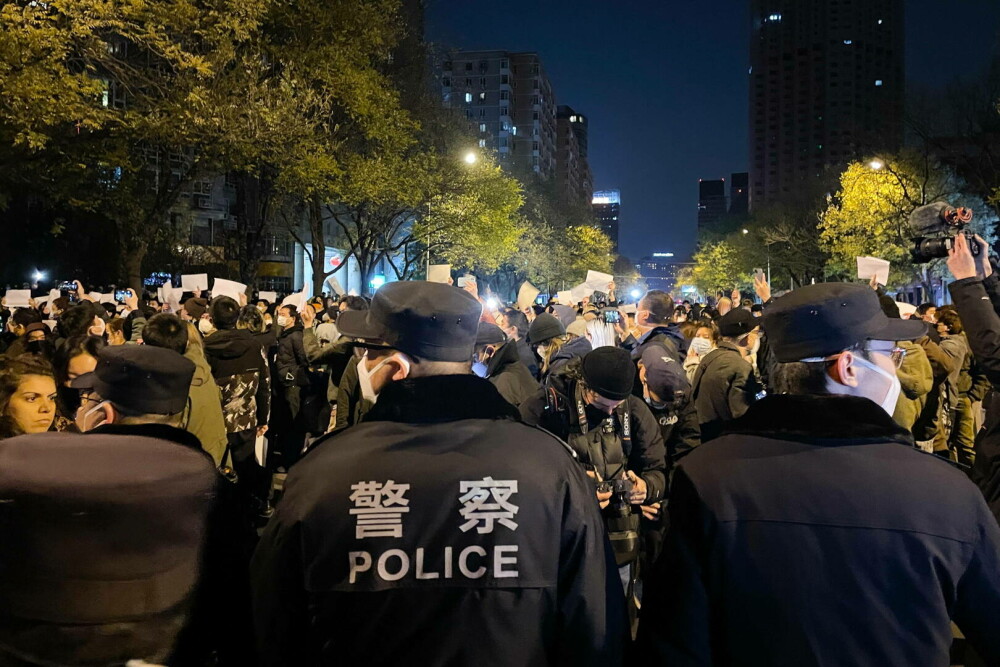Protestele violente continuă în China. Manifestări fără precedent împotriva regimului președintelui Xi Jinping - Imaginea 3