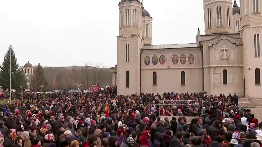 Zece mii de pelerini au mers să se roage chiar la Mănăstirea Peștera Sfântului Andrei din Constanța. Cine a oficiat slujba - Imaginea 1