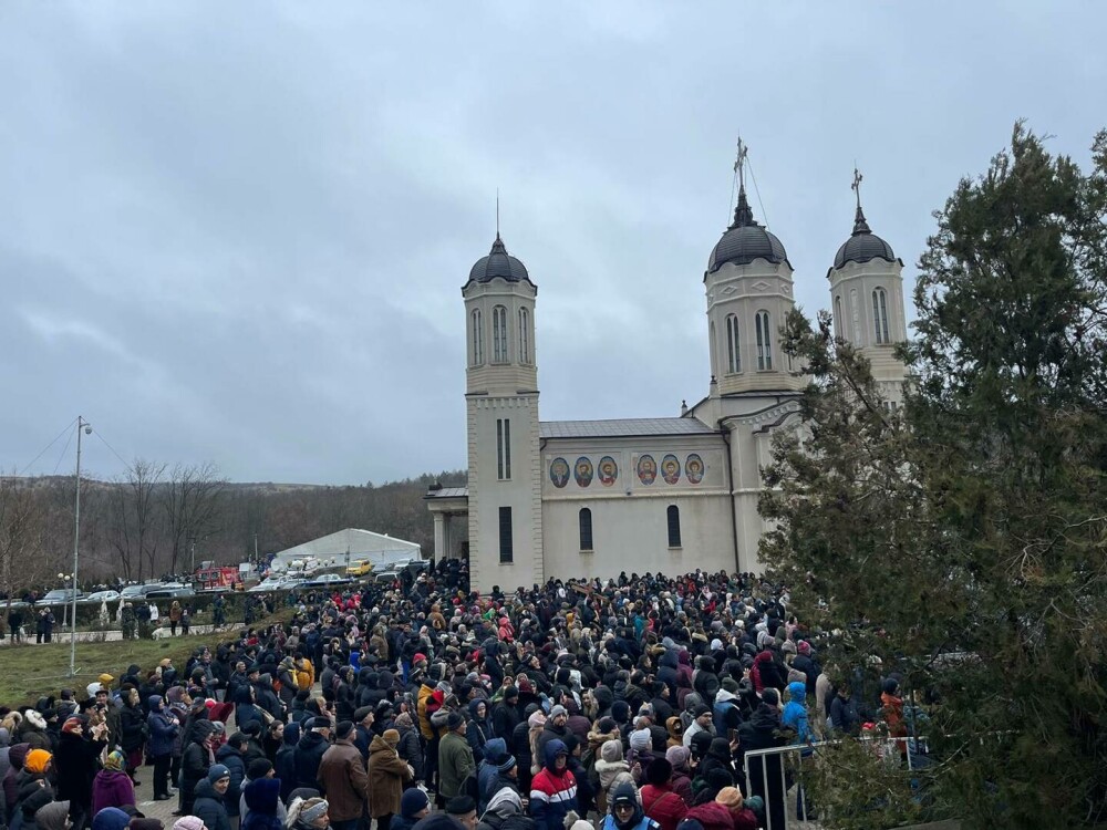 Zece mii de pelerini au mers să se roage chiar la Mănăstirea Peștera Sfântului Andrei din Constanța. Cine a oficiat slujba - Imaginea 3