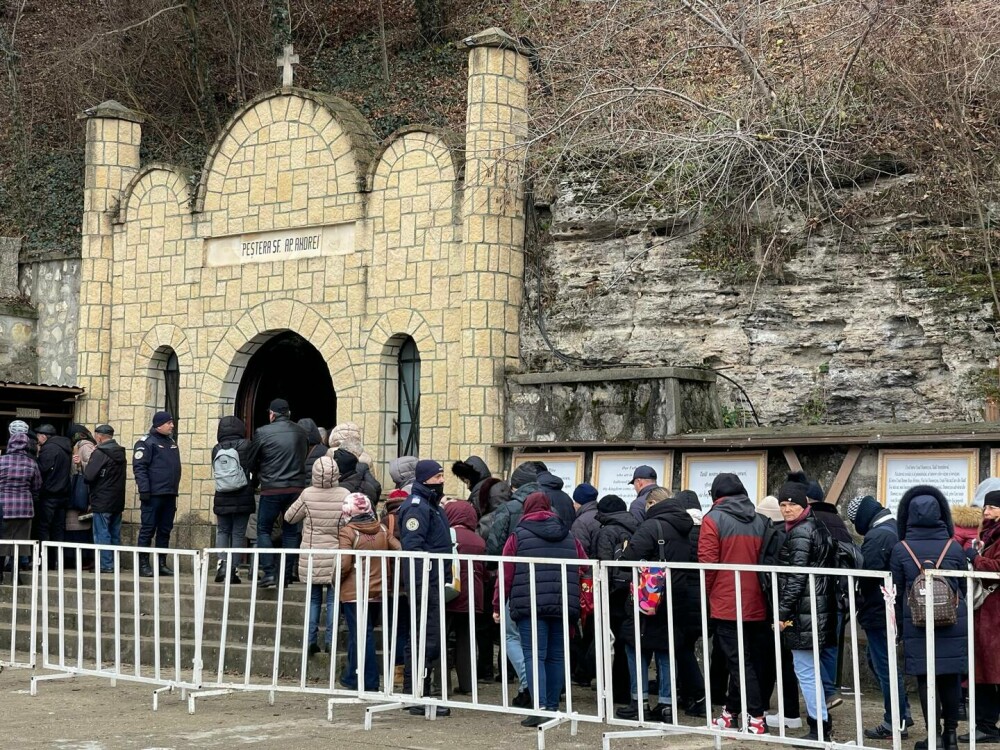 Zece mii de pelerini au mers să se roage chiar la Mănăstirea Peștera Sfântului Andrei din Constanța. Cine a oficiat slujba - Imaginea 5