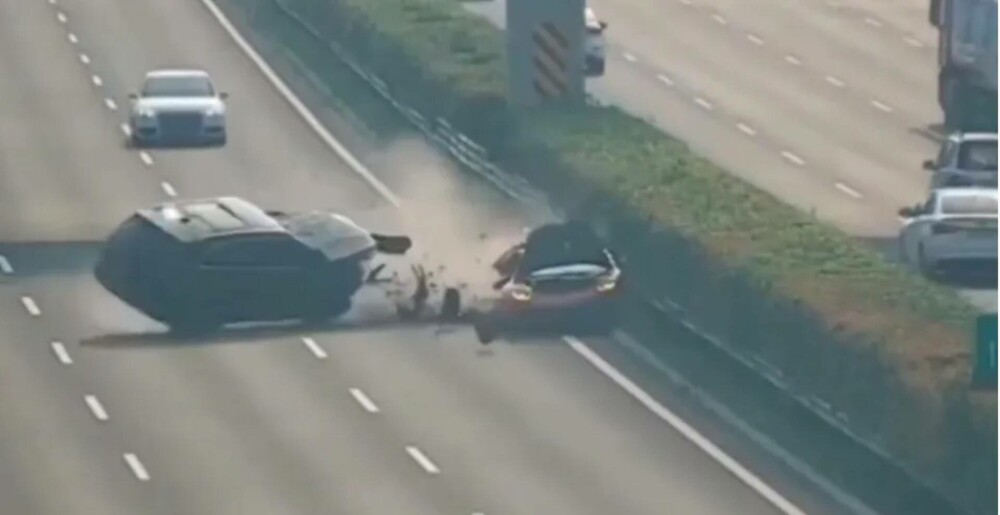 Un Lamborghini și un SUV s-au făcut praf pe o autostradă. Unul dintre bolizi era oprit pe banda de urgență. FOTO - Imaginea 1