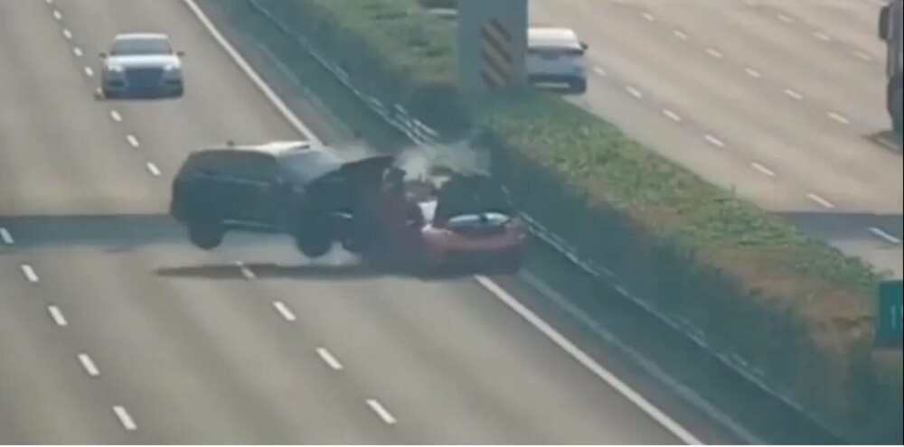 Un Lamborghini și un SUV s-au făcut praf pe o autostradă. Unul dintre bolizi era oprit pe banda de urgență. FOTO - Imaginea 2