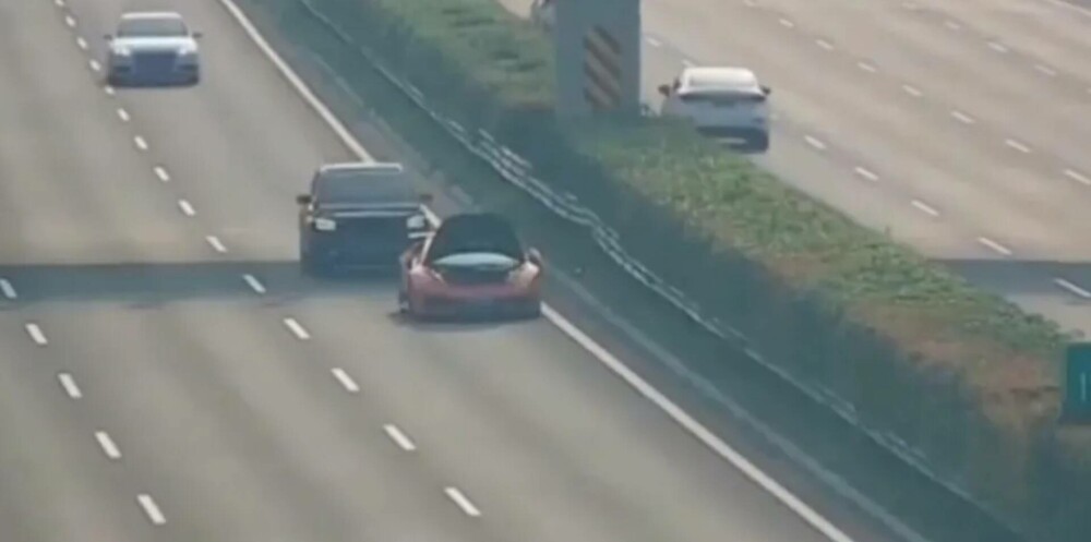 Un Lamborghini și un SUV s-au făcut praf pe o autostradă. Unul dintre bolizi era oprit pe banda de urgență. FOTO - Imaginea 3