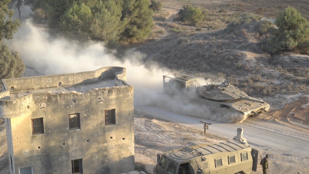 VIDEO cu momentele în care tancurile Israelului intră în Gaza. Imagini cu atacurile forțelor armate israeliene - Imaginea 1