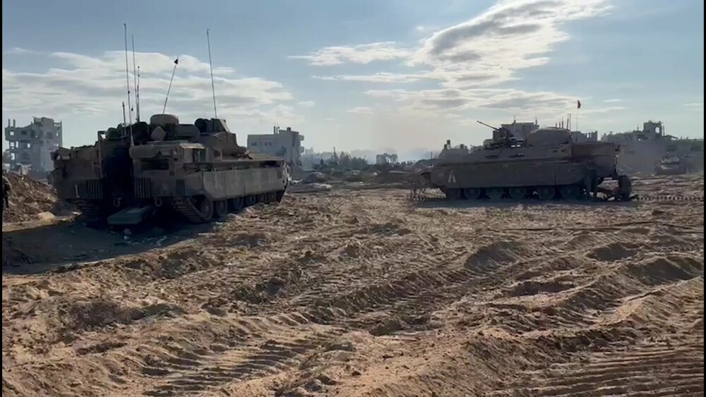 VIDEO cu momentele în care tancurile Israelului intră în Gaza. Imagini cu atacurile forțelor armate israeliene - Imaginea 2