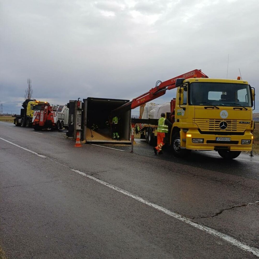 Un șofer de TIR beat a blocat un drum din Bacău după ce s-a răsturnat. Ce alcoolemie avea | FOTO - Imaginea 3