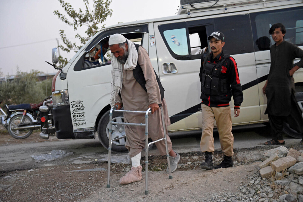 Pakistanul a început să îi aresteze pe afganii care nu au apucat să plece din țară. 1,7 milioane de oameni vor fi expulzați - Imaginea 1