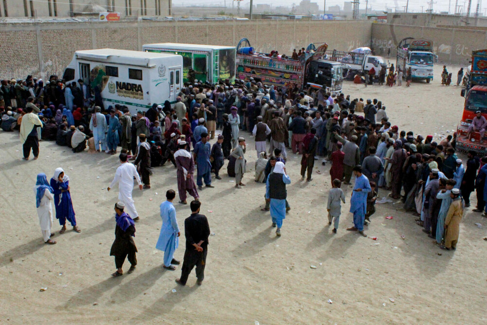 Pakistanul a început să îi aresteze pe afganii care nu au apucat să plece din țară. 1,7 milioane de oameni vor fi expulzați - Imaginea 2