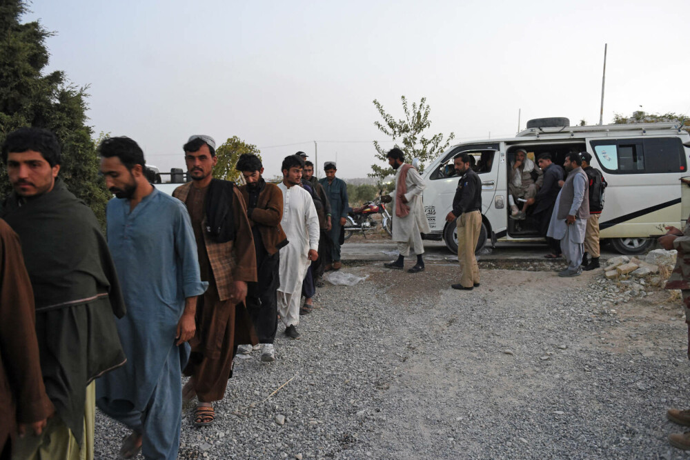 Pakistanul a început să îi aresteze pe afganii care nu au apucat să plece din țară. 1,7 milioane de oameni vor fi expulzați - Imaginea 3
