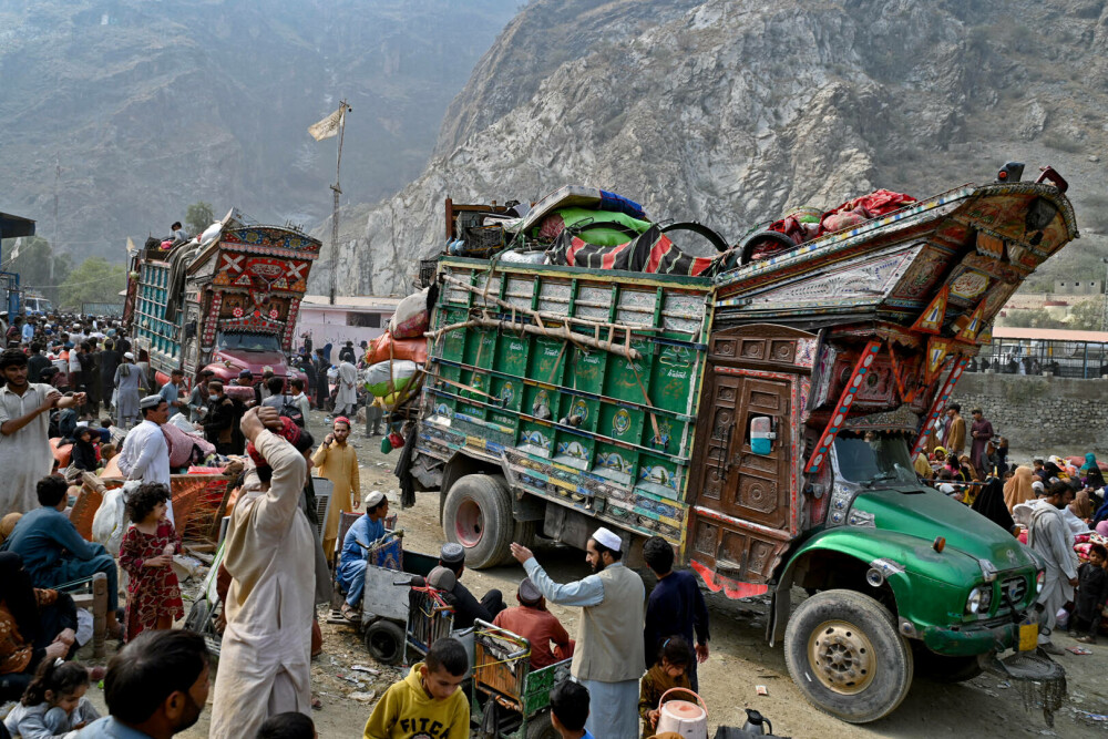 Pakistanul a început să îi aresteze pe afganii care nu au apucat să plece din țară. 1,7 milioane de oameni vor fi expulzați - Imaginea 7