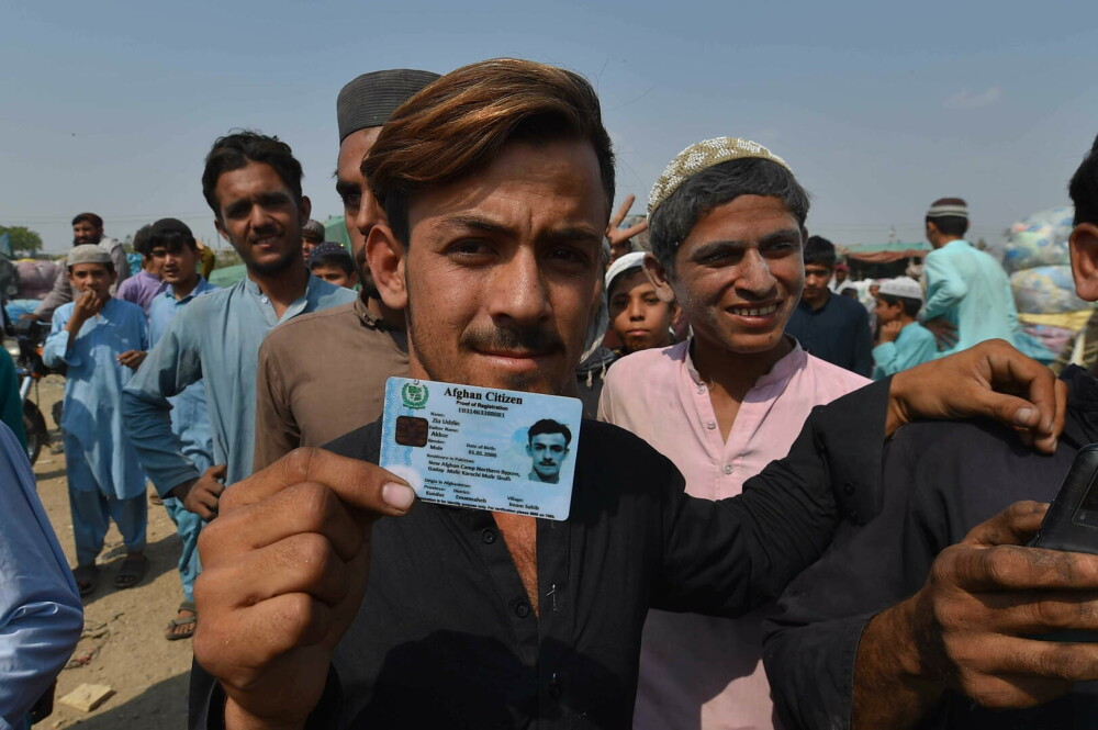 GALERIE FOTO. Exod în masă din Pakistan. Sute de mii de afgani, imigranți ilegali, sunt forțați să plece la ei în țară - Imaginea 3