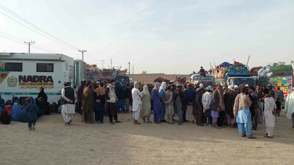 GALERIE FOTO. Exod în masă din Pakistan. Sute de mii de afgani, imigranți ilegali, sunt forțați să plece la ei în țară - Imaginea 4