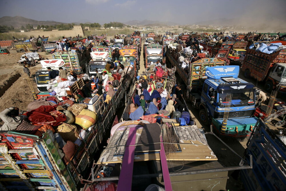 GALERIE FOTO. Exod în masă din Pakistan. Sute de mii de afgani, imigranți ilegali, sunt forțați să plece la ei în țară - Imaginea 5