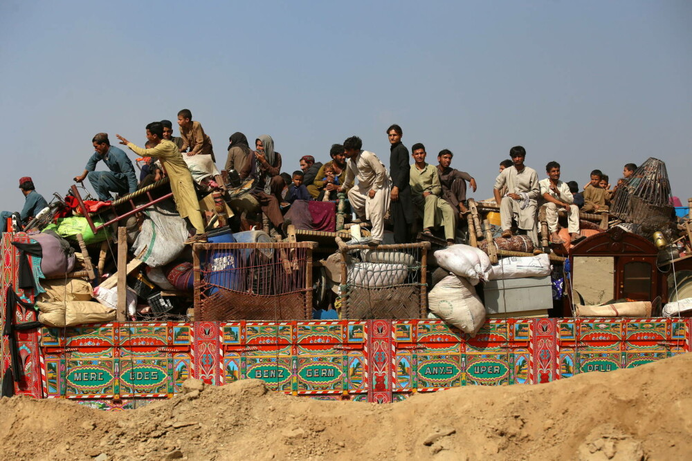 GALERIE FOTO. Exod în masă din Pakistan. Sute de mii de afgani, imigranți ilegali, sunt forțați să plece la ei în țară - Imaginea 6