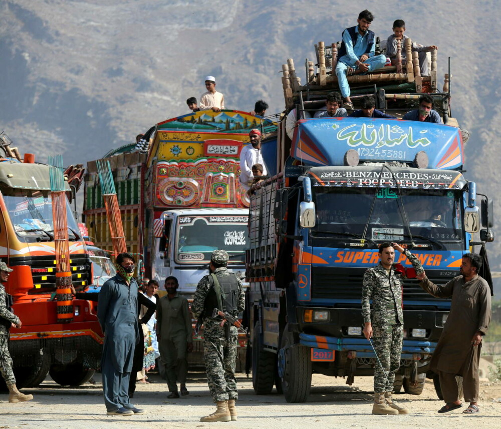 GALERIE FOTO. Exod în masă din Pakistan. Sute de mii de afgani, imigranți ilegali, sunt forțați să plece la ei în țară - Imaginea 7
