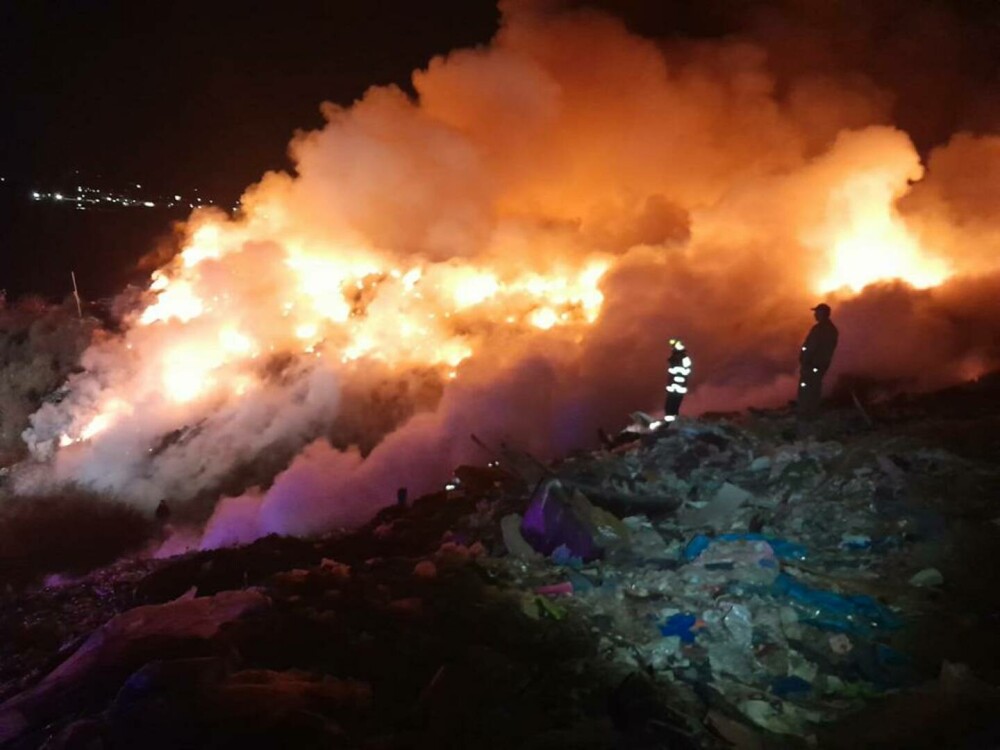 Incendiu la o groapă de gunoi de lângă Ploiești. „Valori semnificative” pentru monoxid de carbon şi pulberi în suspensie - Imaginea 1