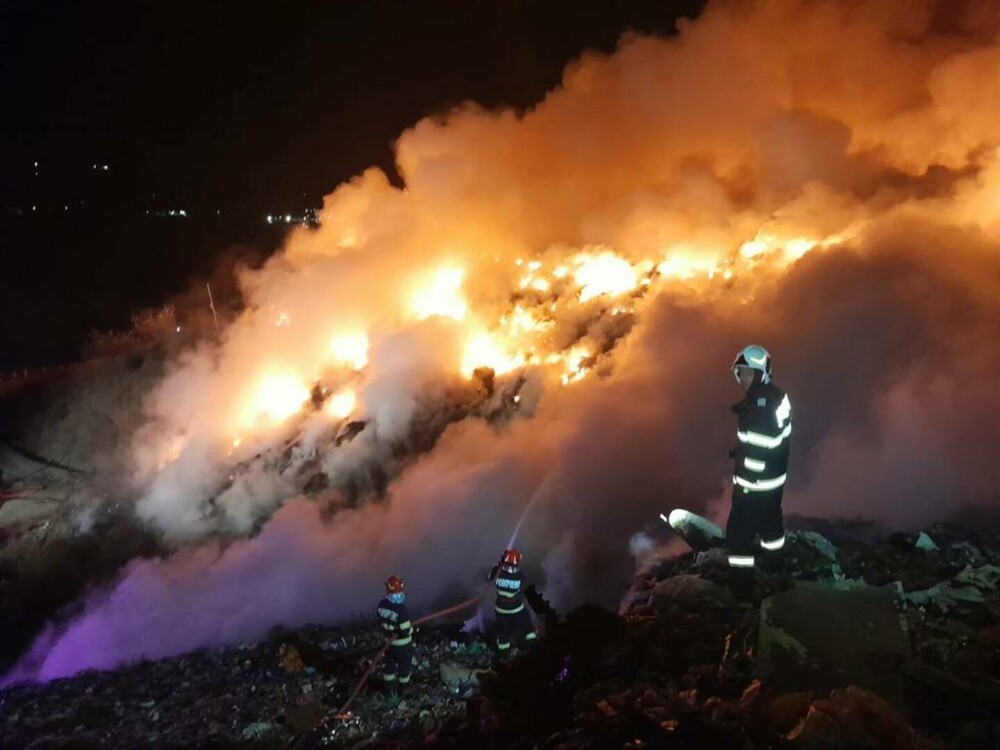 Incendiu la o groapă de gunoi de lângă Ploiești. „Valori semnificative” pentru monoxid de carbon şi pulberi în suspensie - Imaginea 3