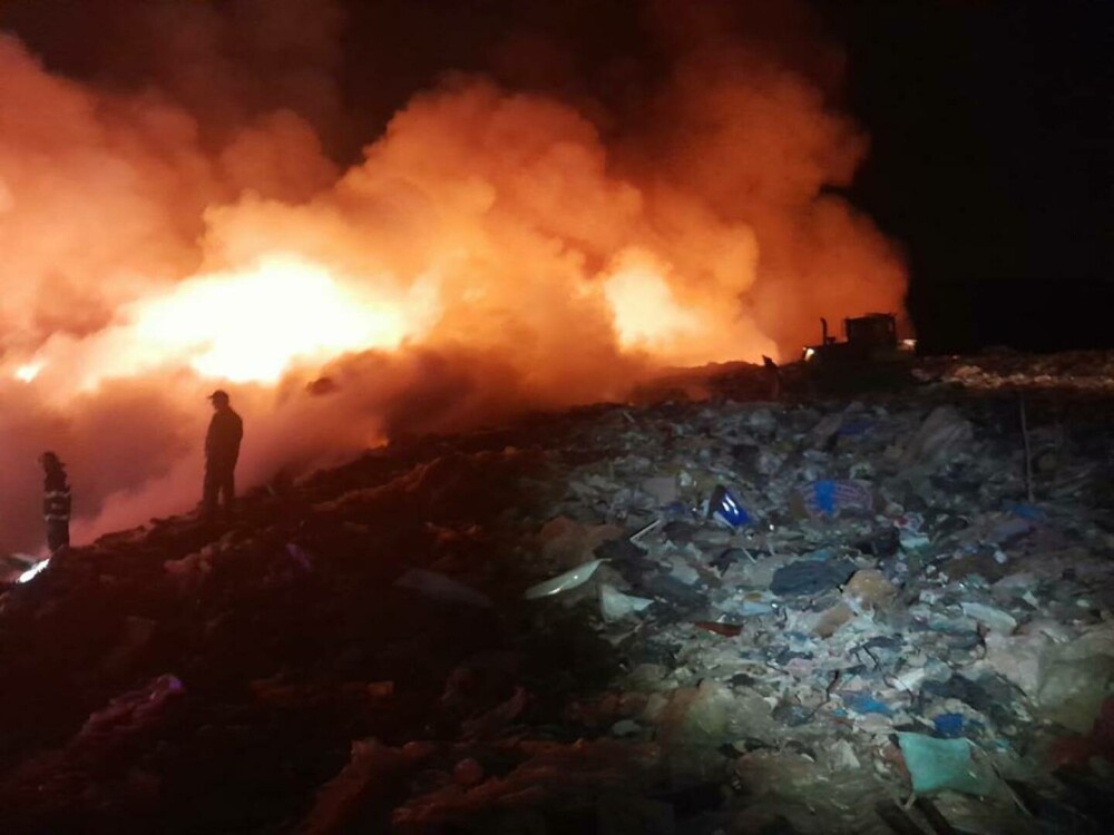 Incendiu la o groapă de gunoi de lângă Ploiești. „Valori semnificative” pentru monoxid de carbon şi pulberi în suspensie - Imaginea 4