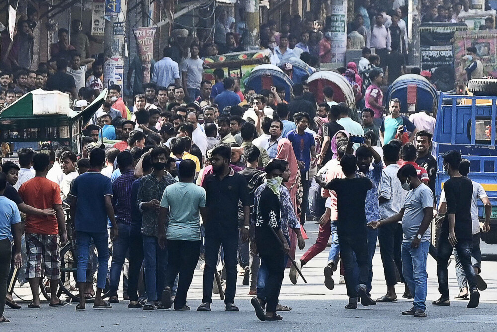 Sute de fabrici de confecţii din Bangladesh au fost închise în urma manifestaţiilor violente pentru creşteri salariale. FOTO - Imaginea 2
