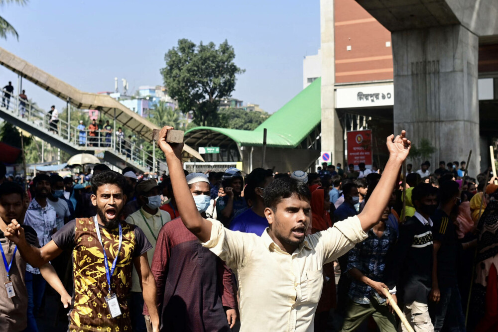 Sute de fabrici de confecţii din Bangladesh au fost închise în urma manifestaţiilor violente pentru creşteri salariale. FOTO - Imaginea 3
