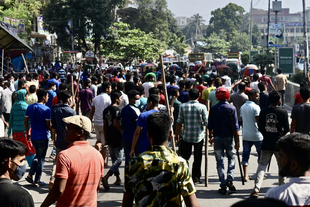 Sute de fabrici de confecţii din Bangladesh au fost închise în urma manifestaţiilor violente pentru creşteri salariale. FOTO - Imaginea 4
