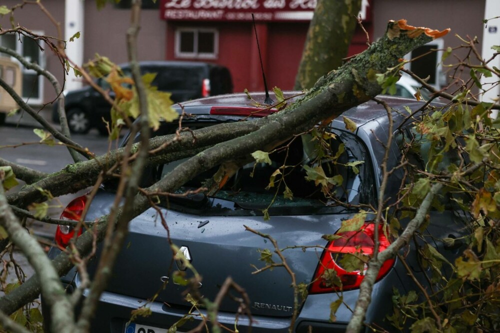 „Staţi acasă!” Vestul Europei, măturat de furtuna Ciaran cu vânturi puternice de peste 200 km/h. O persoană a murit în Franţa - Imaginea 3