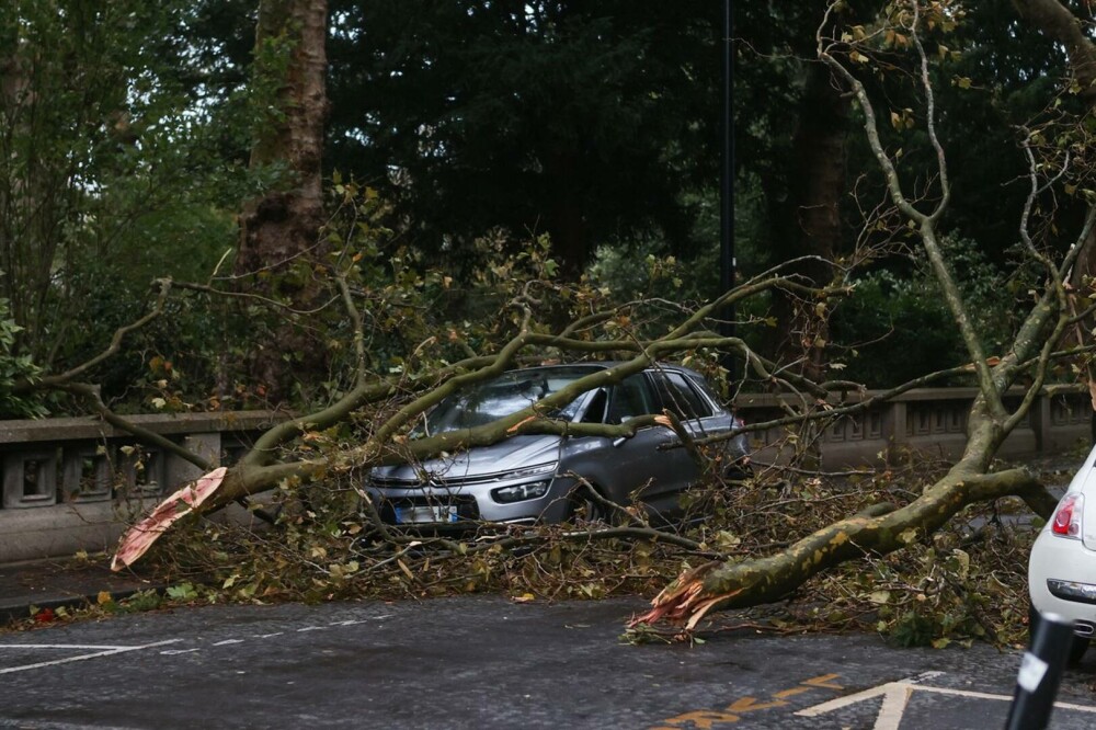 „Staţi acasă!” Vestul Europei, măturat de furtuna Ciaran cu vânturi puternice de peste 200 km/h. O persoană a murit în Franţa - Imaginea 4