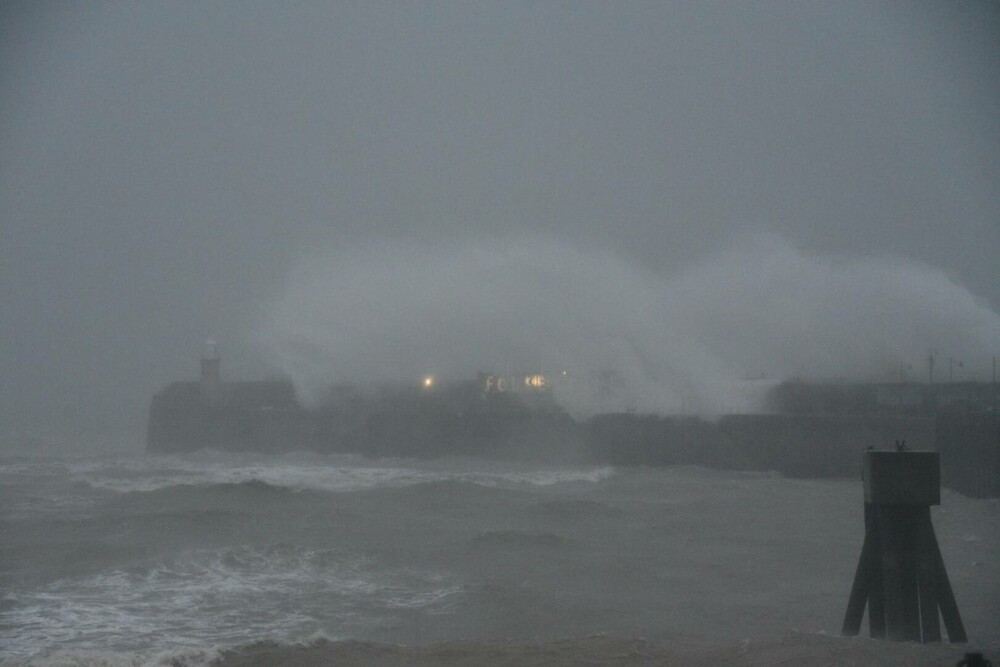 „Staţi acasă!” Vestul Europei, măturat de furtuna Ciaran cu vânturi puternice de peste 200 km/h. O persoană a murit în Franţa - Imaginea 5