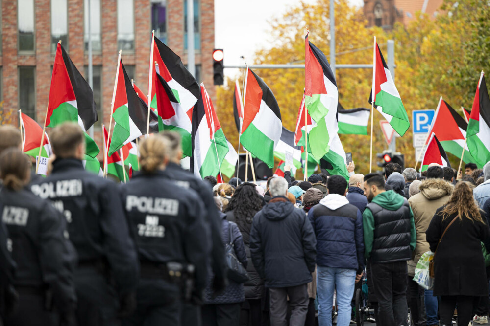 „Palestina va învinge!”. Manifestații de amploare în semn de solidaritate cu palestinienii la Berlin, Paris și Londra | VIDEO - Imaginea 3